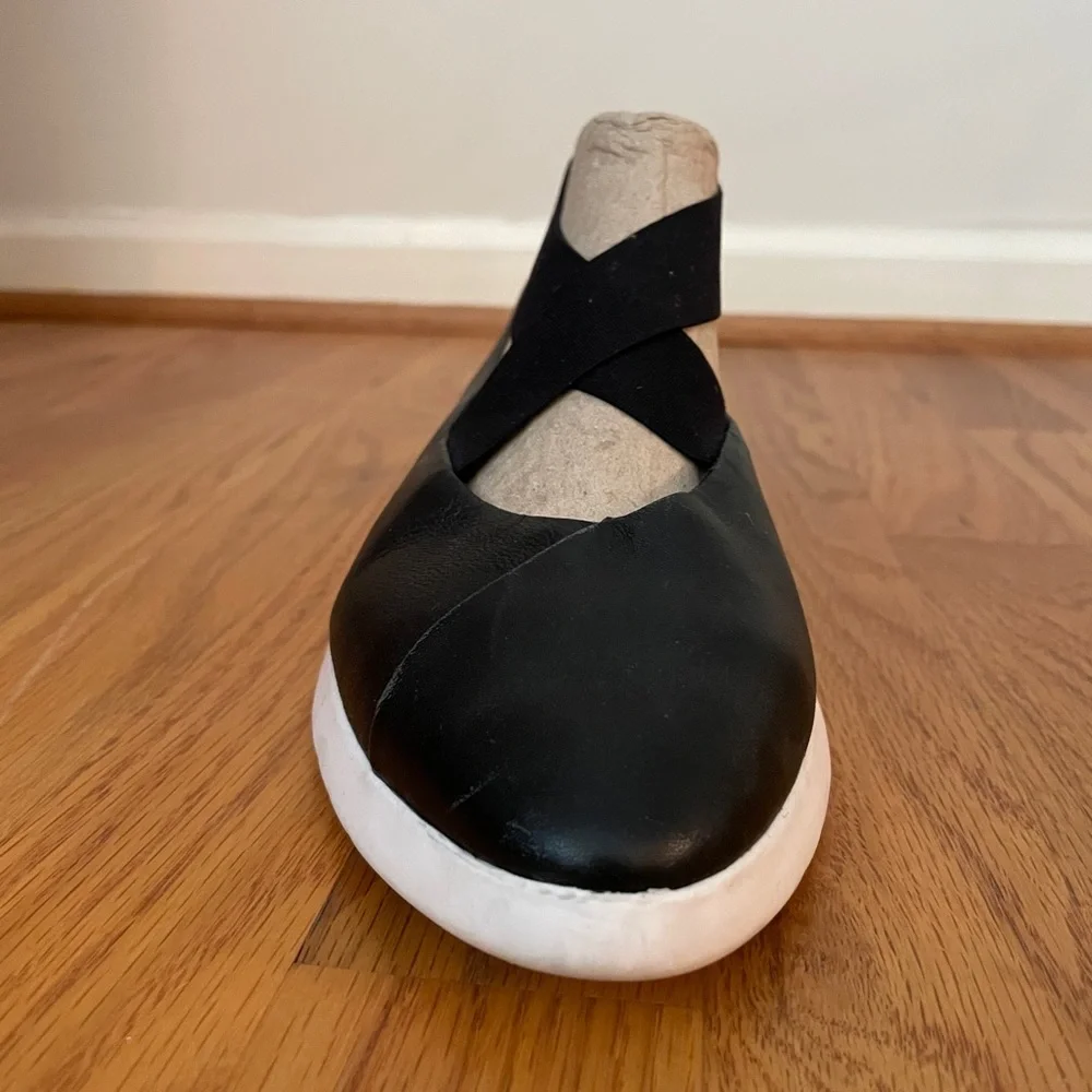 Taryn Rose Ballerina Flats with Crisscross Black & white 8.5